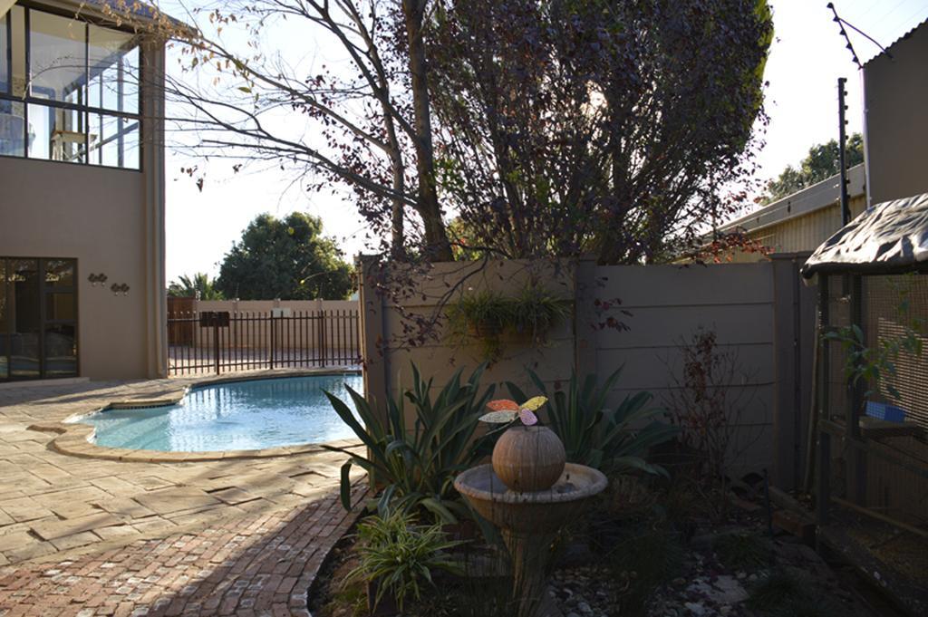 Two Bells Guest House Bloemfontein Exterior foto