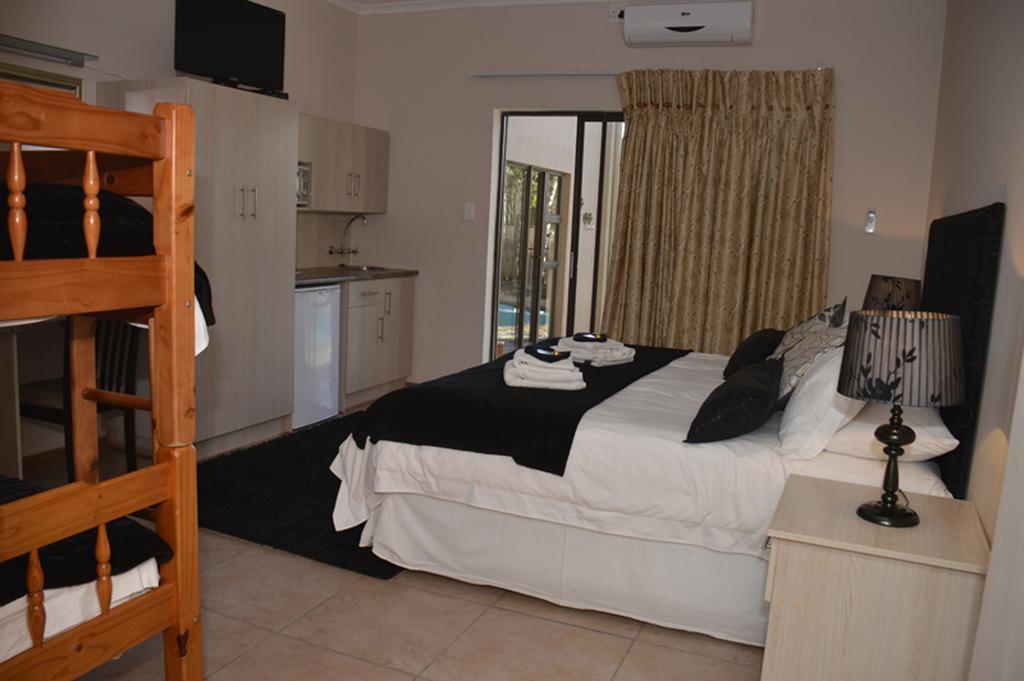 Two Bells Guest House Bloemfontein Zimmer foto